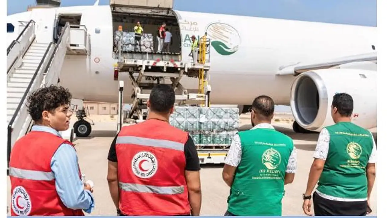 الطائرة السعودية الـ65 تصل العريش محملة بمساعدات إغاثية عاجلة لقطاع غزة